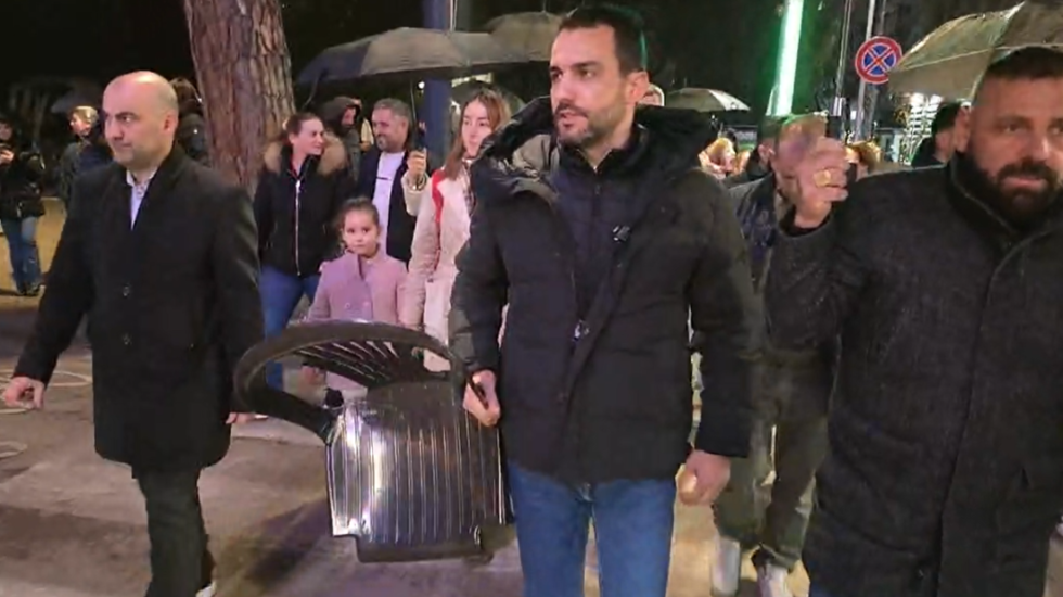 Poshtë zyrës së Ramës, Adriatik Lapaj njofton datën e protestës së tretë kombëtare