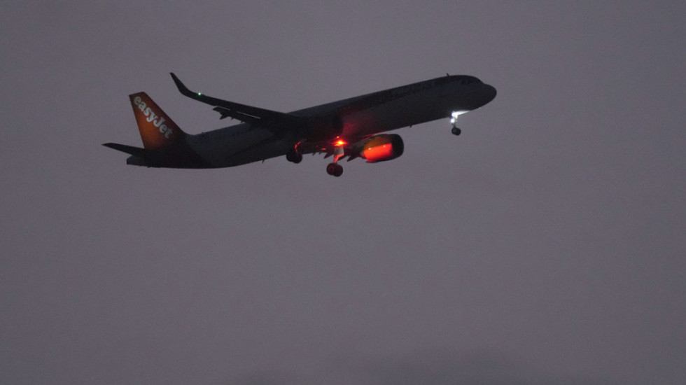 Motori i avionit përfshihet nga flakët mbi Itali