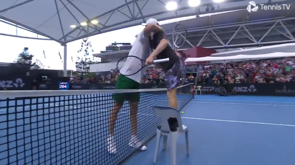 “Hip në karrige të takohemi”, sportisti 2.10 metra përshëndet kundërshtarin