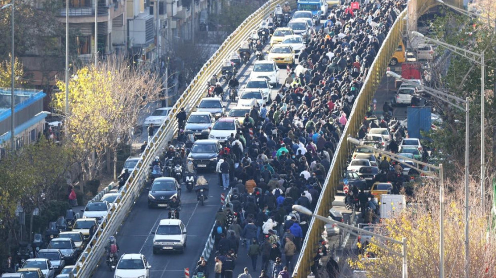 Vranë mijëra civilë në protesta, BE shpall Rojet Iraniane grup terrorist