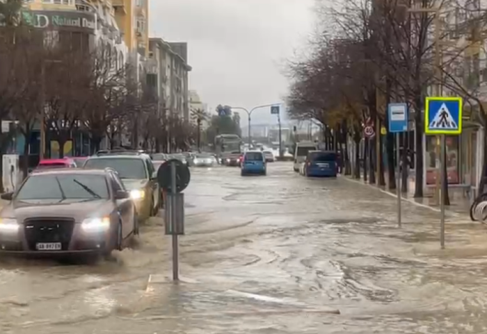 Durrësi përmbytet sërish, rrëshqitje dheu në zonën e Currilave