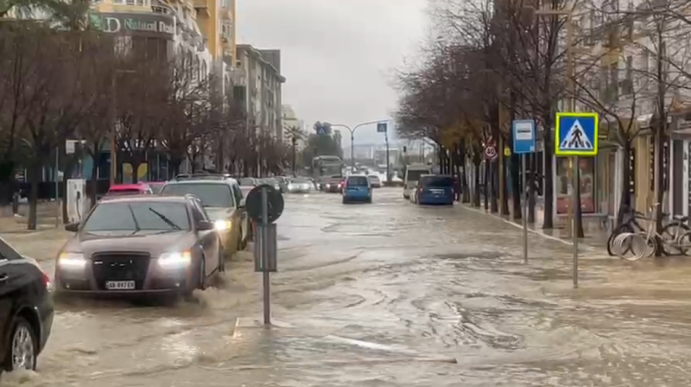 Durrësi përmbytet sërish, rrëshqitje dheu në zonën e Currilave