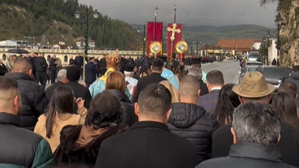 Besimtarët sfidojnë përmbytjet në Ditën e Ujit të Bekuar