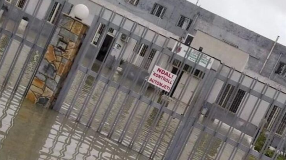 Përmbytet burgu në Durrës, 8 qeli nën ujë