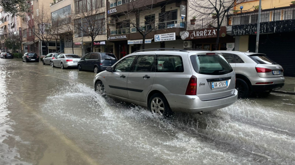 Përmbytje dhe rrëshqitje dherash, çfarë parashikon IGJEUM për të enjten
