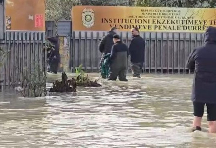 Me çizme deri në gju, ministri i Drejtësisë inspekton burgun e përmbytur të Durrësit