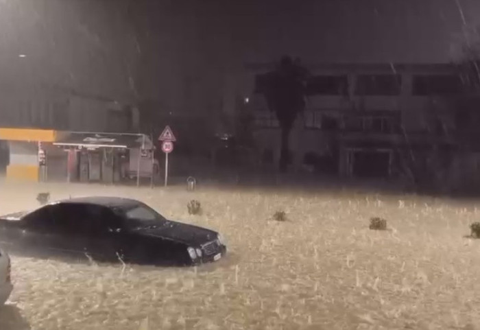 Përkeqësohet situata në Gjirokastër, përmbyten rrugët e qytetit