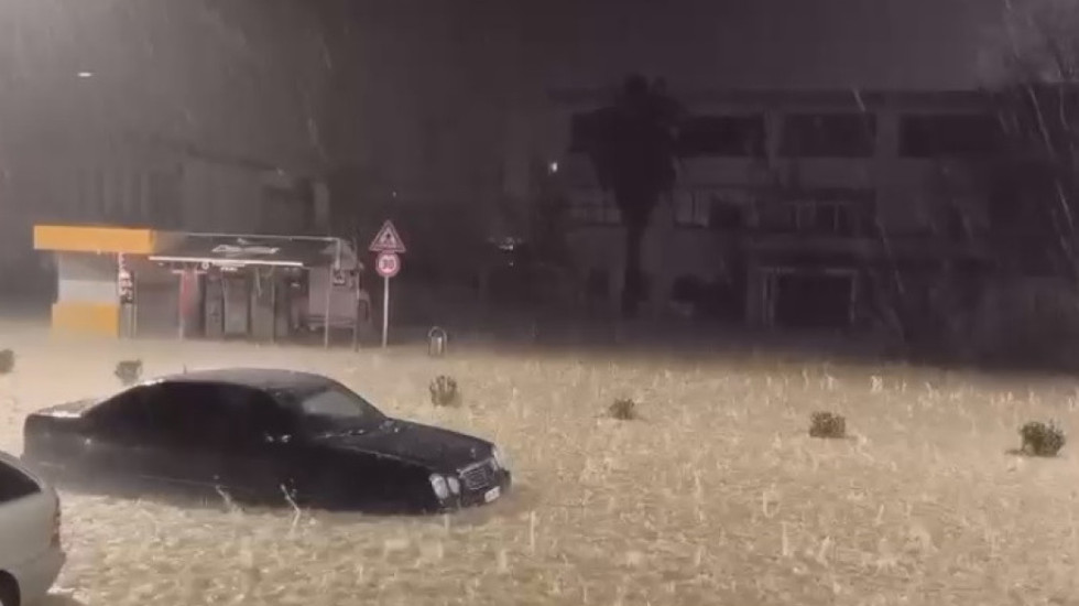 Përkeqësohet situata në Gjirokastër, përmbyten rrugët e qytetit