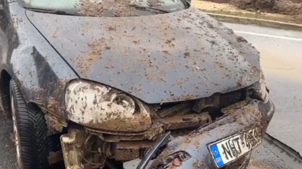 Rrëshqitje dheu në aksin Qukës-Qafë Plloçë, masivi godet makinën
