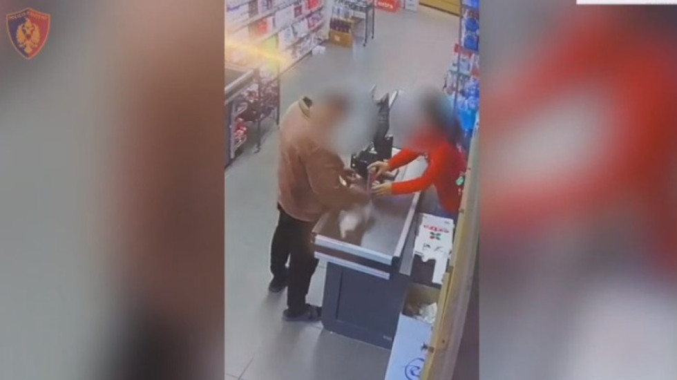 VIDEO- Merrte mall në market dhe largohej me vrap te kasa pa paguar, arrestohet