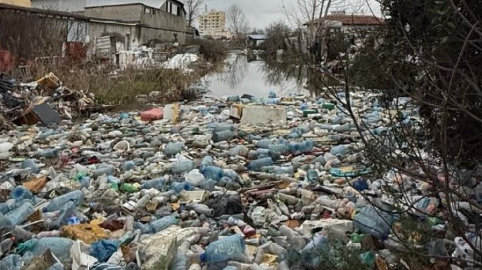 Situata nga përmbytjet, Rama: Plehrat vend e pa vend taposin kanalet