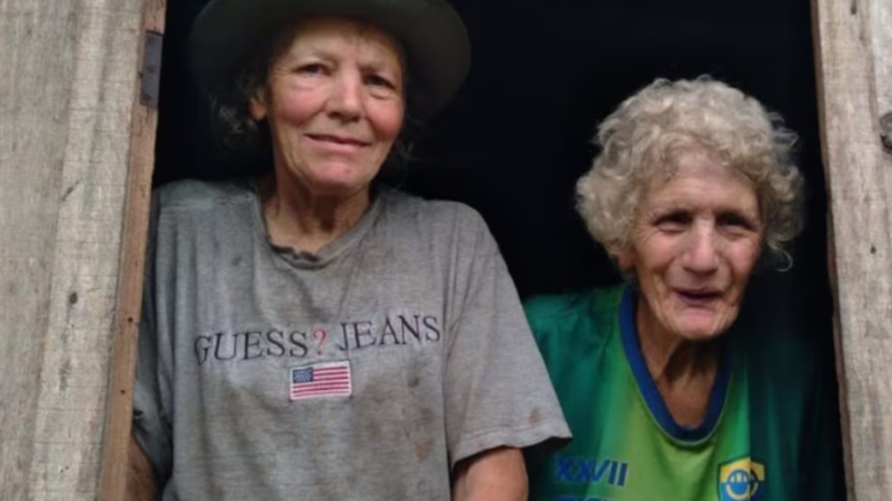 Dy motrat mbi 70-vjeçe që jetojnë mes xhunglës: Toka na jep gjithçka që na nevojitet!