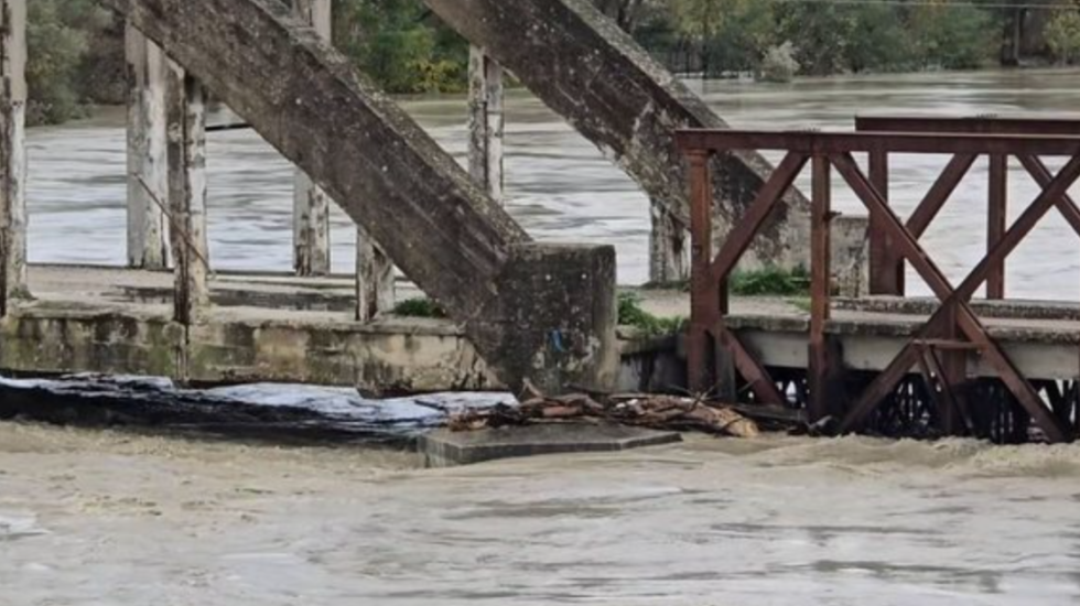 Vjosa del nga shtrati, evakuohen me dhjetëra banorë