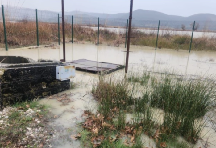 Rëndohet situata nga reshjet, Vjosa arrin 9 metra, përmbyten banesa e toka