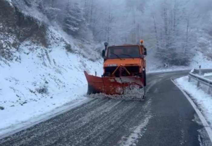 Borë intensive në Korçë, dalin në rrugë borëpastrueset