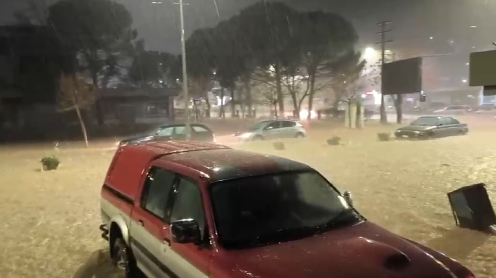 Moti i keq, shiu i lë vendi borës në disa zona, nis problematikat e para