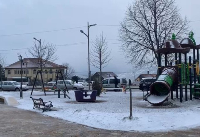 Moti i keq, shtyhet sërish nisja e shkollës në Kosovë