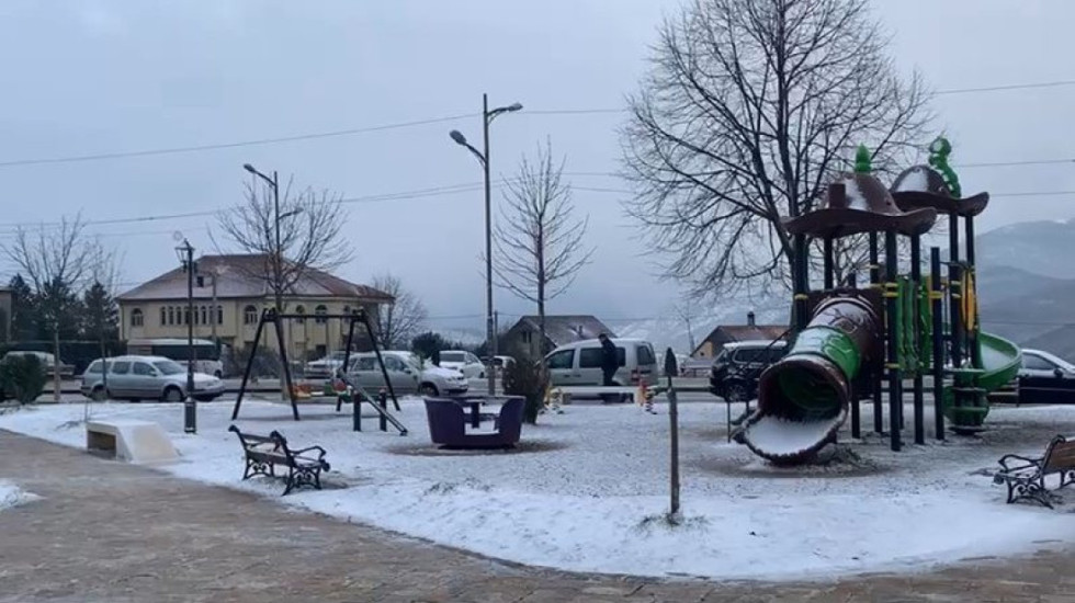 Moti i keq, shtyhet sërish nisja e shkollës në Kosovë