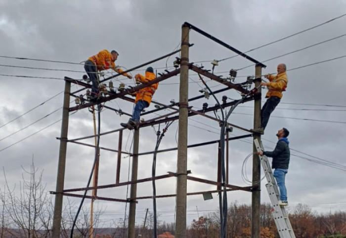Rrethi i Beratit dhe Kuçova tre ditë pa energji, OST mesazh qytetarëve: Po kryejmë punime në rrjet!