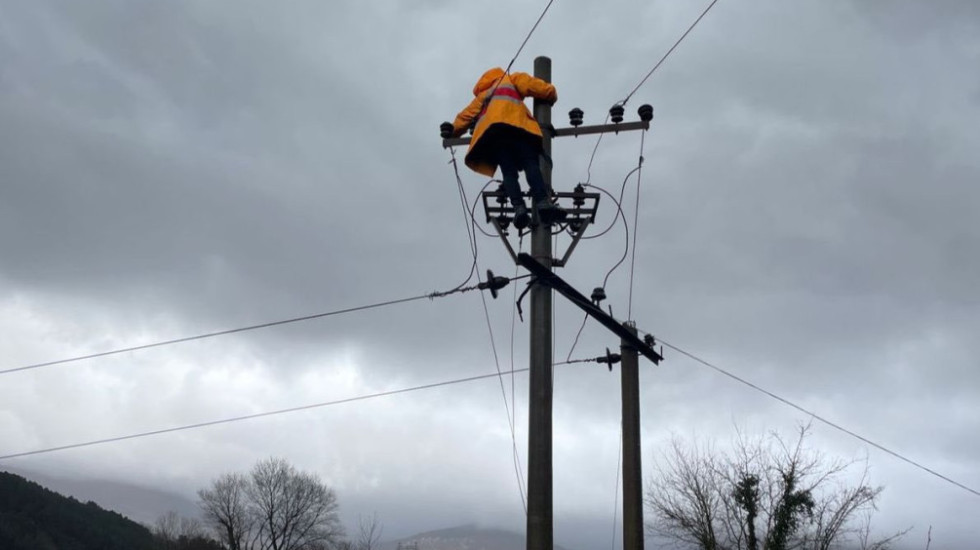 Elektriçisti 27-vjeçar ndërroi jetë, në hetim inxhinieri dhe tre punonjës të OSHEE