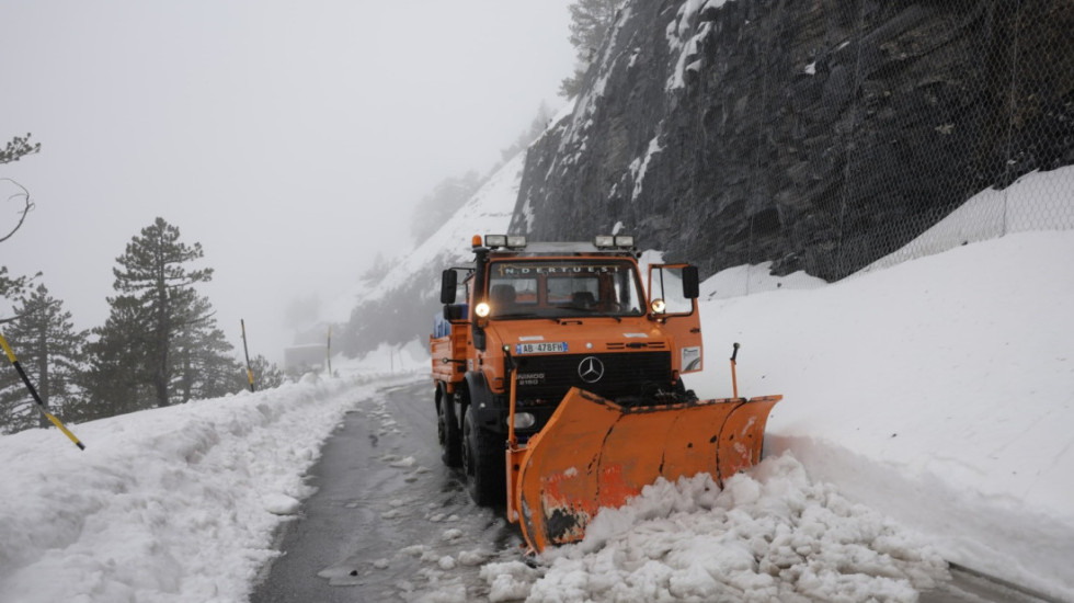 Bora përfshin Korçën, trashësia arrin deri në 20 cm