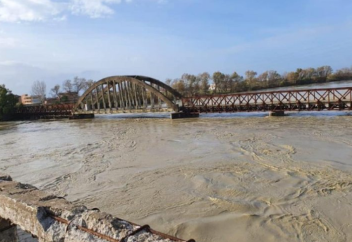 Bllokohet rruga hyrëse për në Selenicë, lumi Vjosa del nga shtrati në disa pika