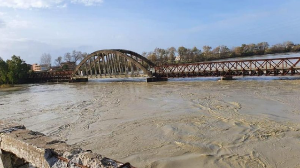 Bllokohet rruga hyrëse për në Selenicë, lumi Vjosa del nga shtrati në disa pika