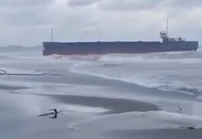 Moti i keq, anija cisternë bllokohet në bregun e Tales