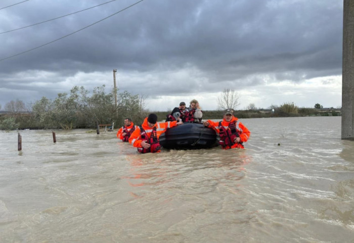 Moti i keq “paralizon” Shqipërinë, përmbytje masive, rrugë të bllokuara dhe qindra të evakuuar