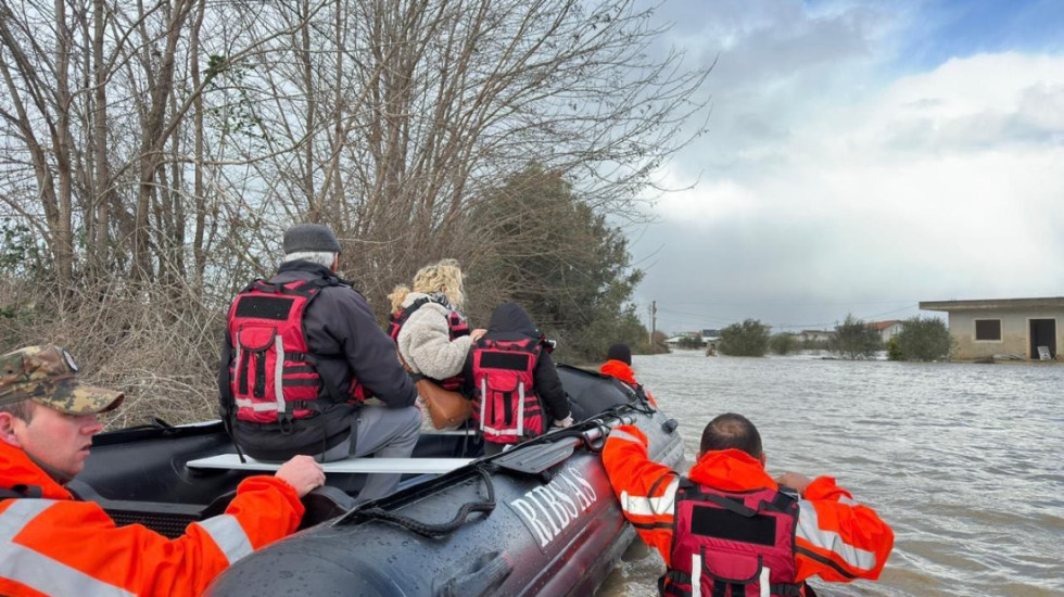 Rëndohet situata nga reshjet, urdhër evakuimi për 4 zona në Vlorë, Fier dhe Durrës