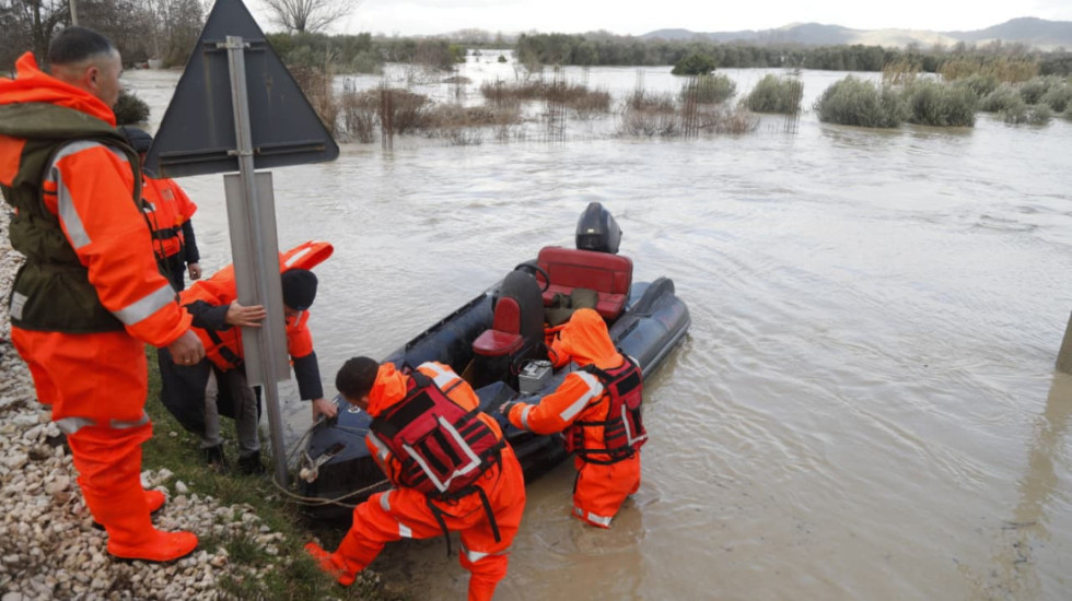 Përmbytjte nga moti i keq, 100 efektivë të Forcavet ë Armatosura në terren