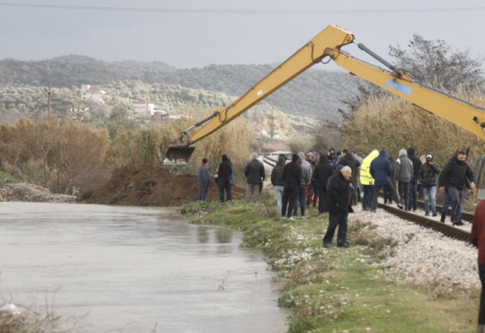 Ministria e Mbrojtjes: Qarqet problematike nga moti i keq
