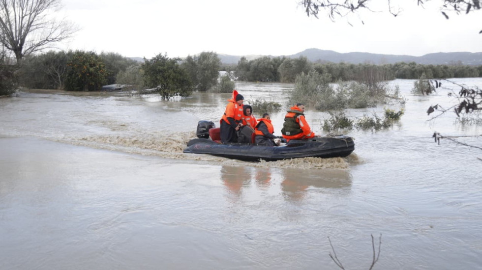 Mijëra hektarë tokë nën ujë, ja si paraqitet situata në vend pas ndryshimit të motit