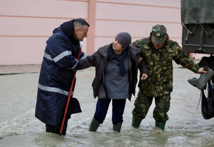 Nis evakuimi i banorëve në Durrës, 20 familje shpërngulen prej përmbytjeve