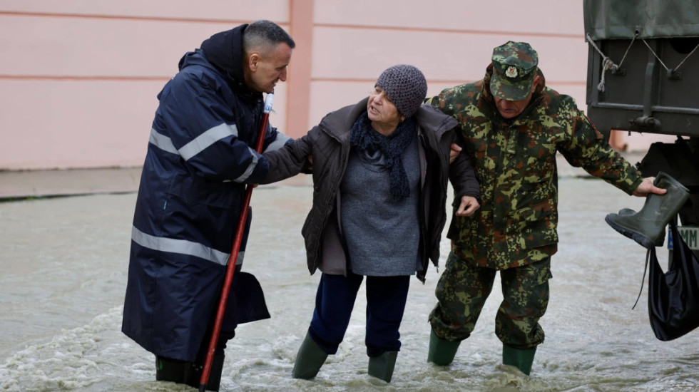 Nis evakuimi i banorëve në Durrës, 20 familje shpërngulen prej përmbytjeve