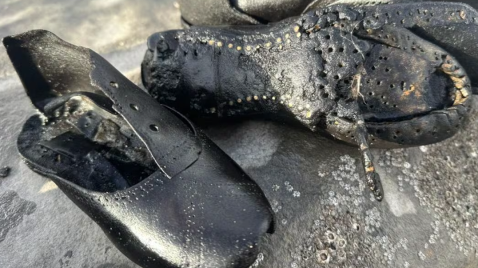 Misteri i këpucëve të shekullit të 19 që pushtuan bregdetin