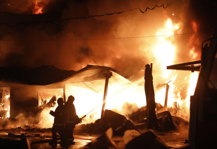 Zjarri përfshin tregun e “5 Majit” në Tiranë