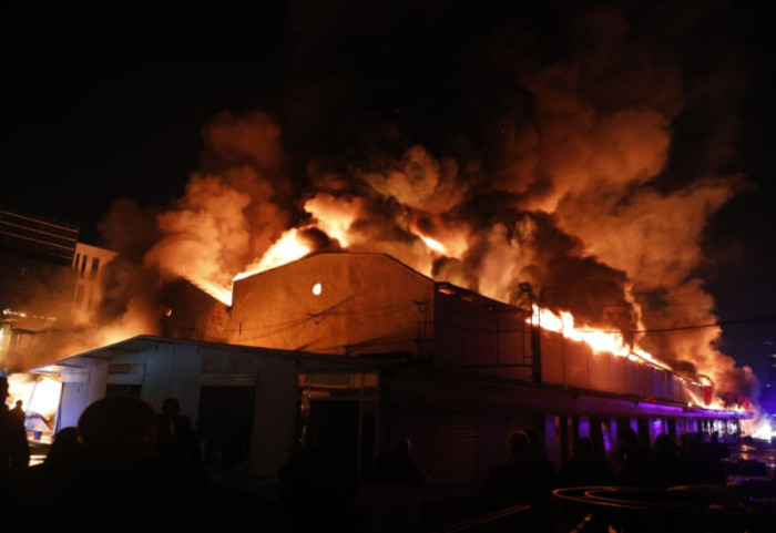 Shuhet zjarri te “5 maji”, shkrumbohen 50 subjekte, dëmet kolosale