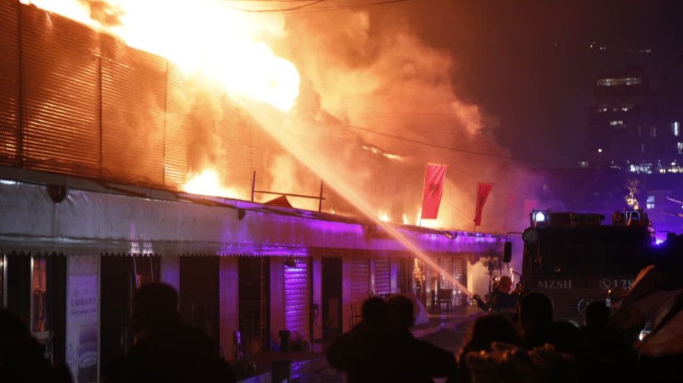 “Zjarr aksidental”, policia reagon për flakët masive që dogjën 100 magazina e dyqane