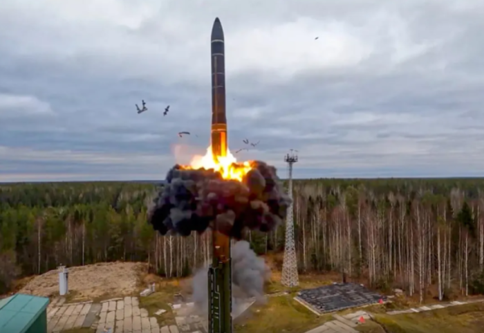 Rusia lëshon ferrin mbi Ukrainë, godet me raketë hipersonike ‘Oreshnik’ pranë kufijve të NATO-s