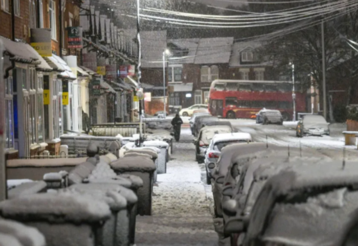 Erë me 159 km/h, dëborë dhe mbi 70.000 familje pa energji, stuhia ‘Goretti’ paralizon Britaninë