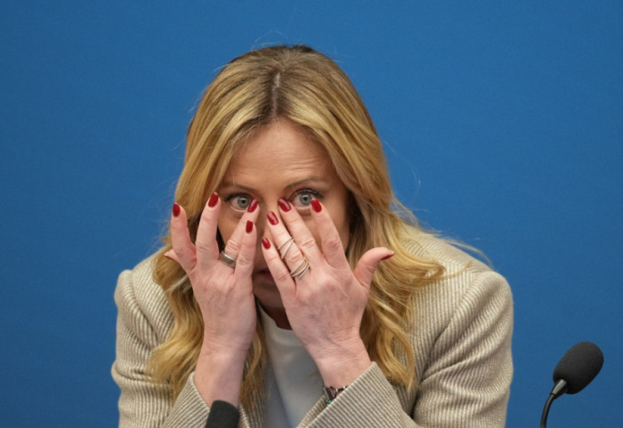 Melonin e vënë në gijotinë dhe "i presin kokën", skena tronditëse në festivalin italian