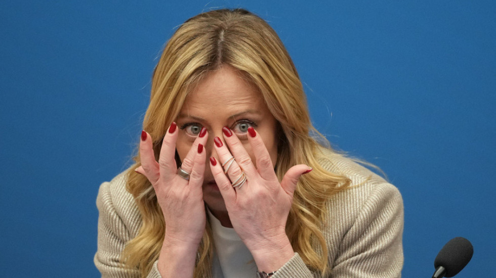 Melonin e vënë në gijotinë dhe "i presin kokën", skena tronditëse në festivalin italian