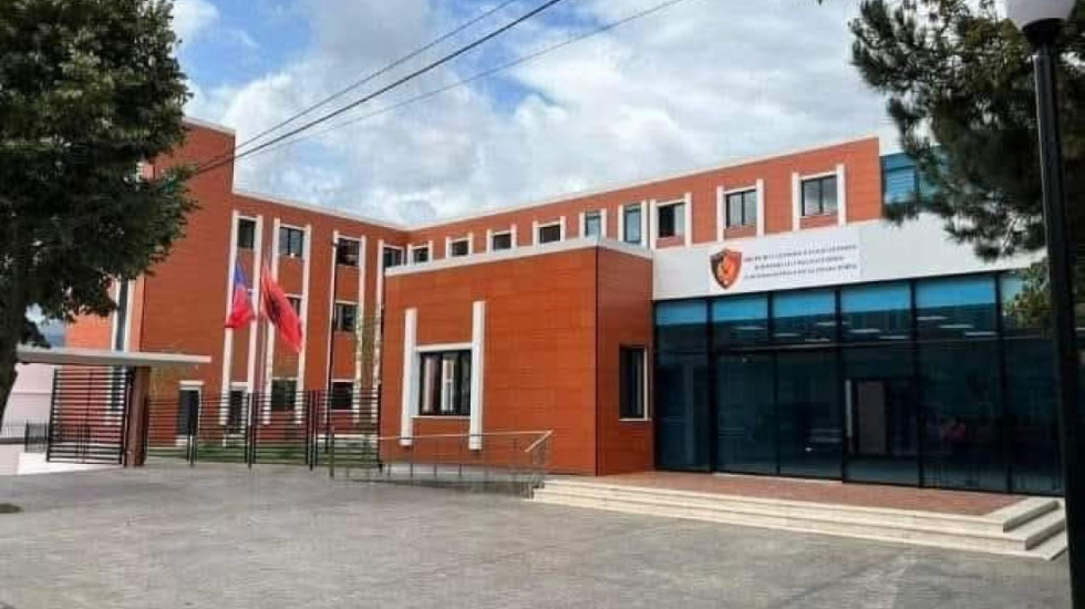 I dehur në timon, braktisi shokun që e mori rrjedha e përroit në Klos