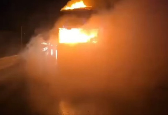 Zjarri në “Rrugën e Kombit”, autoboti me karburant përfshihet nga flakët