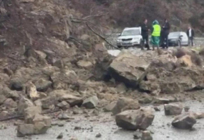 Rrëshqitjet e dheut, bllokohet rruga Elbasan–Gjinar