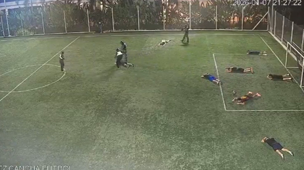 Pushtuan fushën e futbollit të veshur si policë, ekzekutim horror në Ekuador
