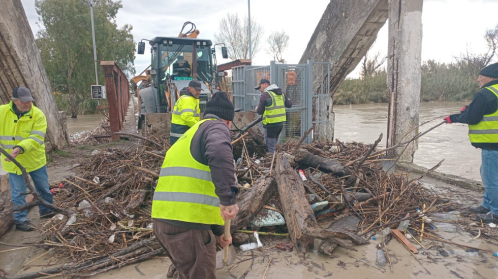 Bie niveli i Vjosës dhe pastrohet ura e Mifolit, ka ende ujë në disa banesa