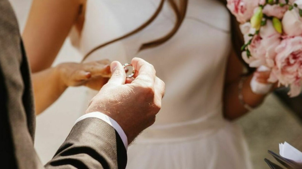 “Një në tre çifte po ndahen”, INSTAT: Rriten divorcet, martesat në rënie historike