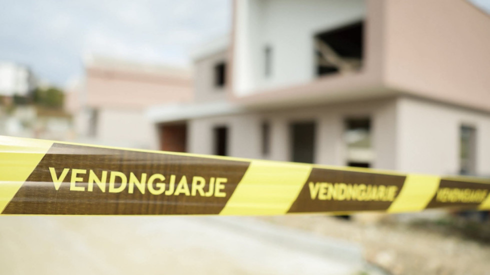 I dogji krevatin ish-bashkëjetuesit, drejtoresha e Ministrisë së Brendshme tenton ti vejë flakën edhe makinës